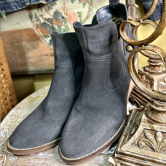 EUC Blondo “Irving” Waterproof Gray Suede Wedge Heeled Ankle Boots. Size 7 - Picture 2 of 14